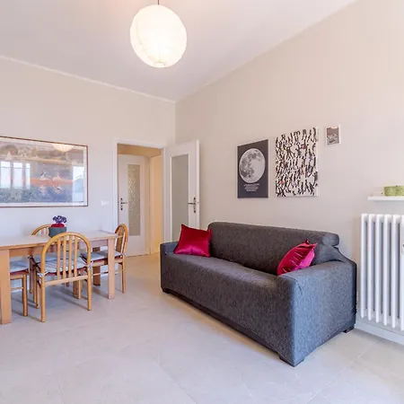 Guesthost - Santa Rita Functional Flat With Balcony *