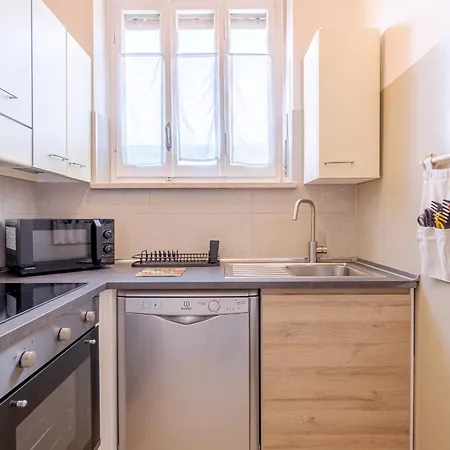 Guesthost - Santa Rita Functional Flat With Balcony *