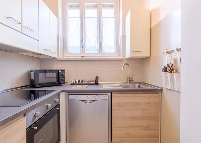 Guesthost - Santa Rita Functional Flat With Balcony *